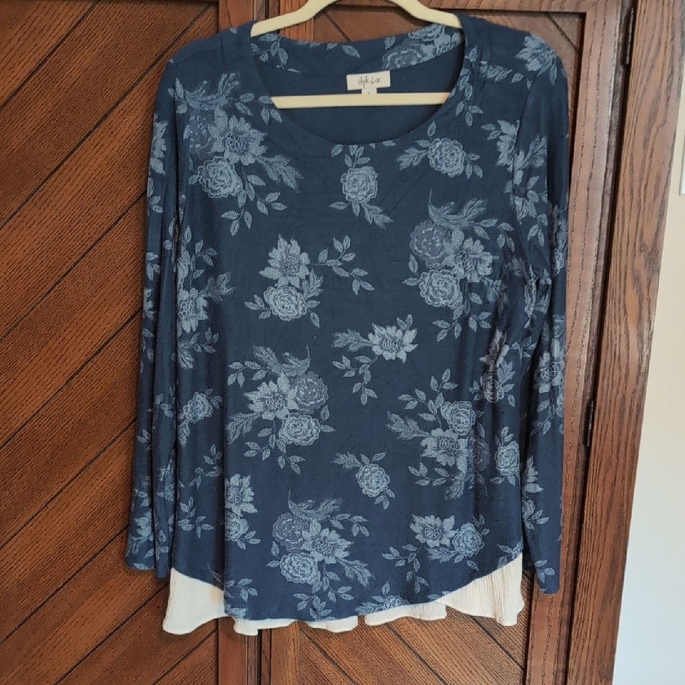 Style And Co Blue Flower Lightweight Sweater With Lace Bottom On Sides And Back.